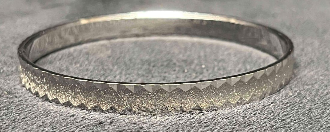 Signed Vintage Crown Trifari S Silver Tone Bracelet: This lot contains a Signed Vintage Crown Trifari S Silver Tone Bracelet. It is approx 2 1/2" x 2 1/2" x 1/4". Total weight is approx 0.6oz. Overall the Vintage Crown Trifari Bracelet is in excellent p