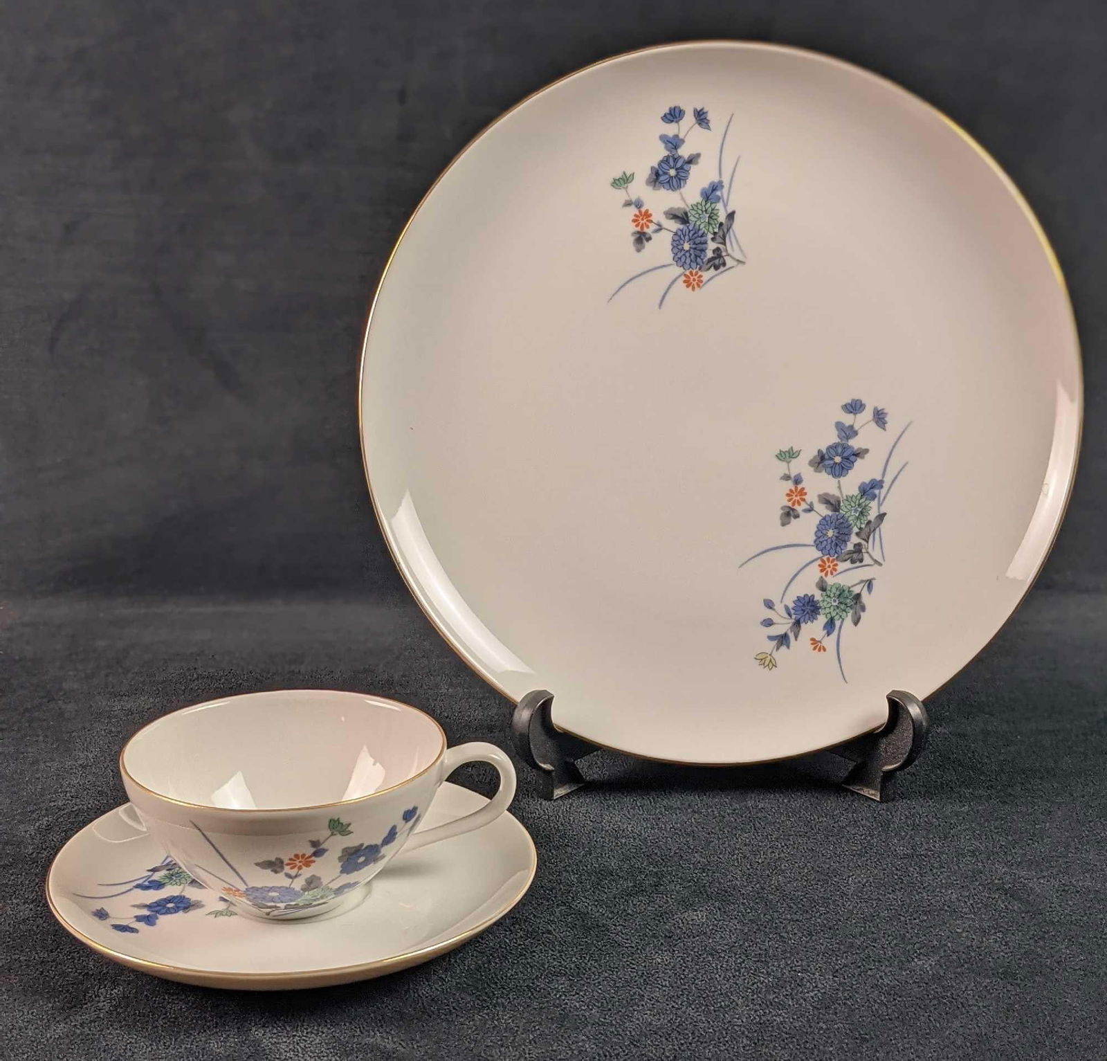 Kozan Gama Kiln Japanese Porcelain Dinnerware Lot Of 22 Plates And Cups: This lot consists of porcelain from the Kozan Gama Kiln by the Maebata China Corporation, Tajimi City, Gifu, Japan. (8) Dinner Plates. These are approx 10" (7) Saucers. These are approx 6" (7