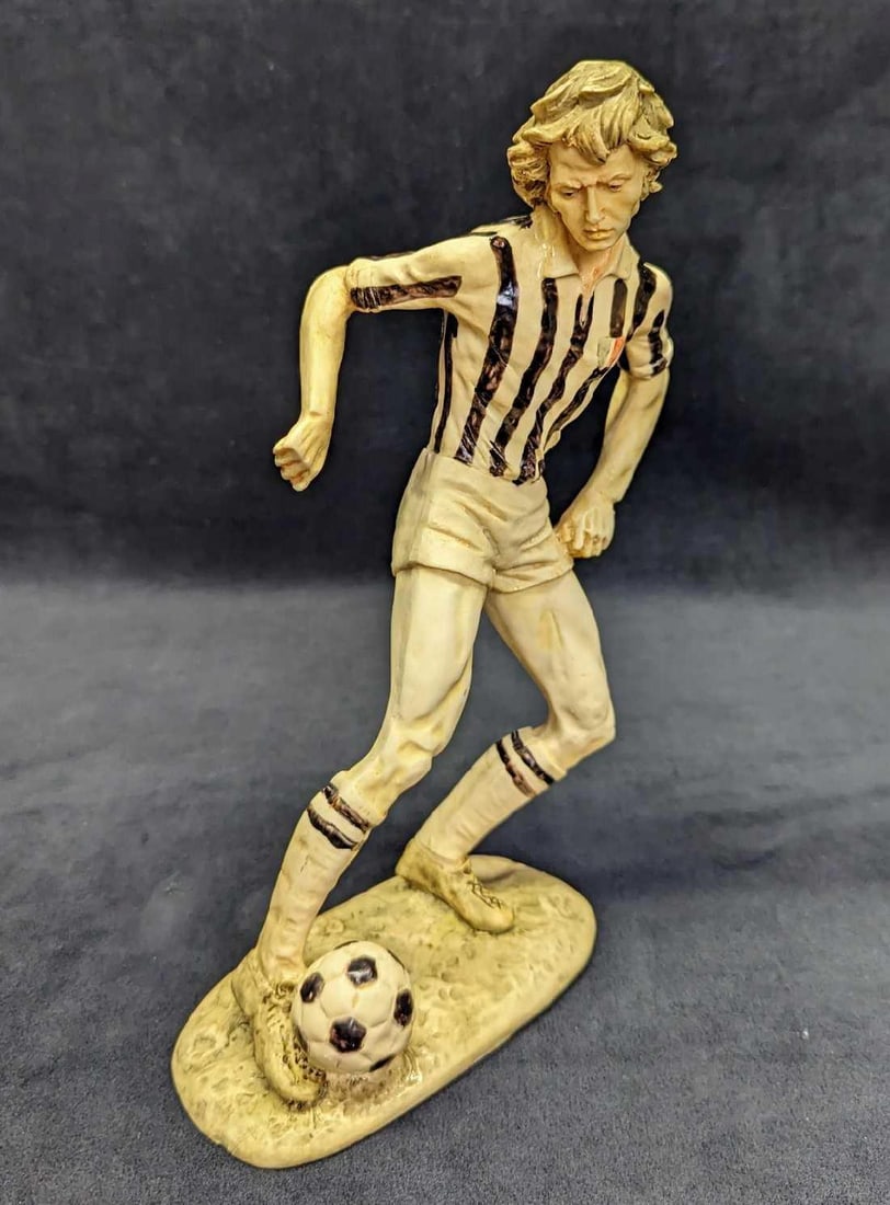 Pucci Capodimonte Soccer Player Figurine (1 of 7)