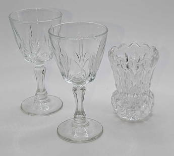 2 Pailmes Cordial Glasses And Glass Toothpick Holder: 2 Pailmes Cordial Glasses And Glass Toothpick Holder. This lot includes:  (2) Pailmes Cordial Glass By Cristal D&#39;Arques-Durand. Each is approx 1 3/4&#34; x 3 3/4&#34; x 3/4&#34;. The total weight