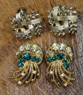 2 Set Of Vintage Clip On Screw Back Lisner Earrings: 2 Set Of Vintage Clip On Screw Back Lisner Earrings. This lot contains:  (1) Set Of Lisner Green And Clear Rhinestone Clip On Earrings. On Gold Toned Metal. Each is approx 5/8&#34; x 3/8&#34; x 1 1/4&