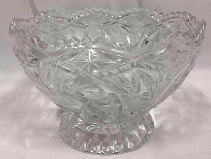 Pinwheel Design Lead Crystal Bowl: This lot contains a pinwheel design saw tooth cut lead crystal bowl. This is the perfect candy/mint dish or serving&nbsp;bowl. The bowl is 6" x 6 1/4" x 4 1/4" and weighs about 1.9lbs. It is in excell