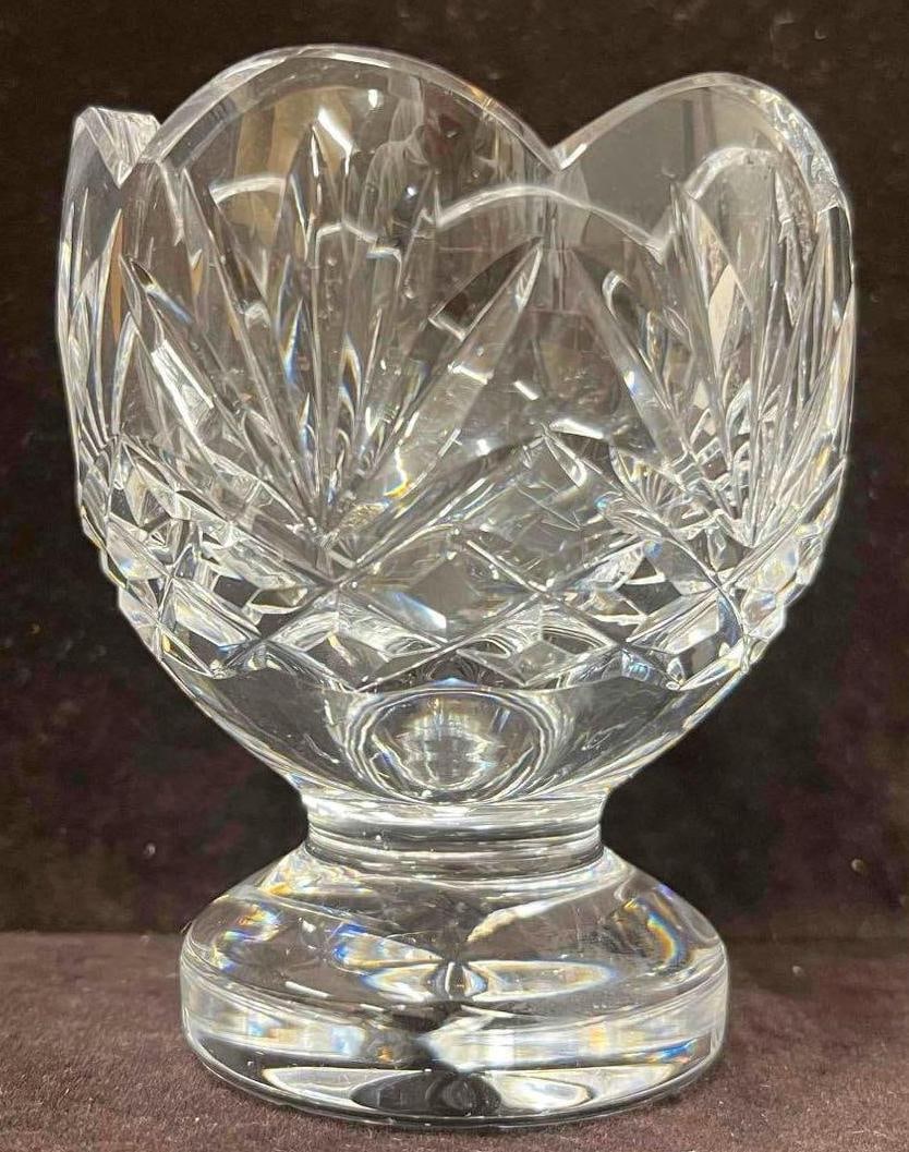 Waterford Crystal Footed Pot-Pourri Bowl: This lot contains a Waterford Crystal Footed Pot-Pourri Bowl. Overall the Waterford Crystal is in excellent pre owned condition with no noticeable flaws. The approx weight and measurements are listed 
