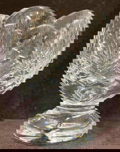 Waterford Crystal Footed Pot-Pourri Bowl: This lot contains a Waterford Crystal Footed Pot-Pourri Bowl. Overall the Waterford Crystal is in excellent pre owned condition with no noticeable flaws. The approx weight and measurements are listed