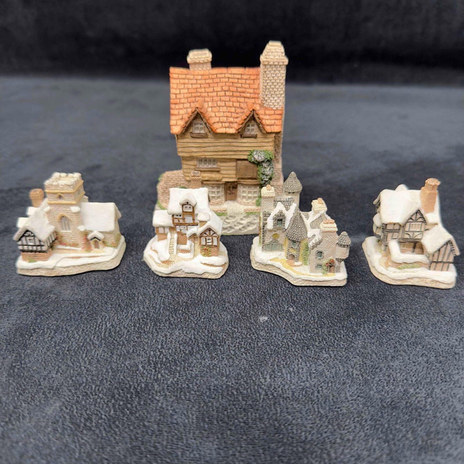 David Winter Cottages Wine Merchant Christmas Houses Set of Five: David Winter Houses and Cottages Set of Five (5). Three are part of the Christmas Ornaments Collection these cute houses are highly detailed. One is a simple Wine Merchant house. All five are hand mad