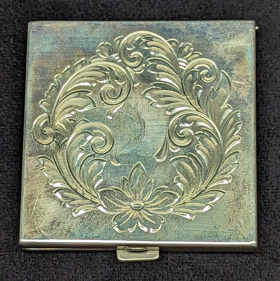 Vintage sterling Silver Powder Engraved Compact: Vintage Sterling Silver Powder Engraved Compact. All pieces are tested and researched prior to listing. Please view all our pictures they are part of our description. The case is approx 2 1/2" x