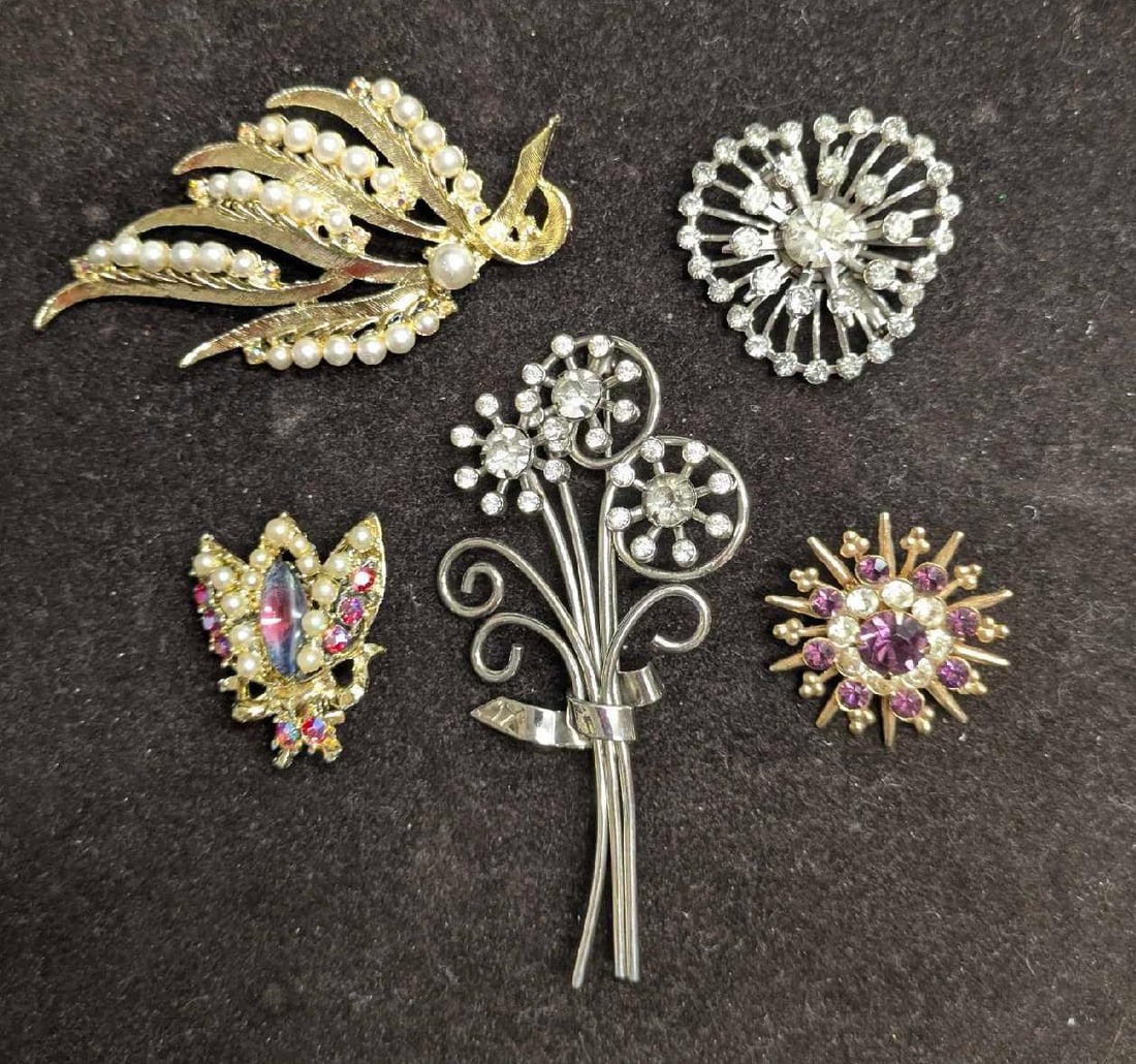 Vintage Coro And Unmarked Bug Flower Faux Peal Rhinestone Brooch Pins Lot Of 5: Vintage Coro And Unmarked Bug Flower Faux Peal Rhinestone Brooch Pins Lot Of 5. This lot consists of: (1) Unsigned Gold Tone Faux Pearl Brooch. This is approx 1 1/2" x 2 7/8" x 1/4". (1