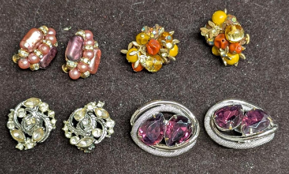 Vintage Vendome And Unsigned Clip On Rhinestone And Beaded Earrings Lot Of 4: Vintage Vendome And Unsigned Clip On Rhinestone And Beaded Earrings Lot Of 4. This lot includes: (1) Set Of Vendome Beaded And Rhinestone Gold Tone Clip On Earrings. Each is approx 1 1/4" x1"