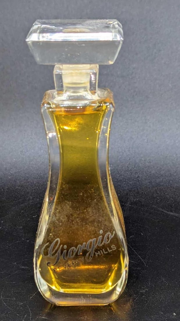 Giorgio Beverly Hills Perfume 1 Fl Oz: Giorgio Beverly Hills Perfume 1 Fl Oz. The bottle is approx 1 3/4" x 1 3/4" x 4 1/8" and it weighs 0.29lb. The bottle is filled and has no cracks or chips. Please see the images as they are part of th