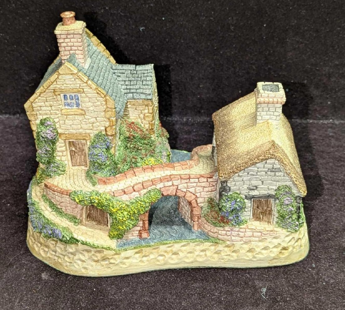 David Winter Cottage Only A Span Apart Figurine (1 of 7)
