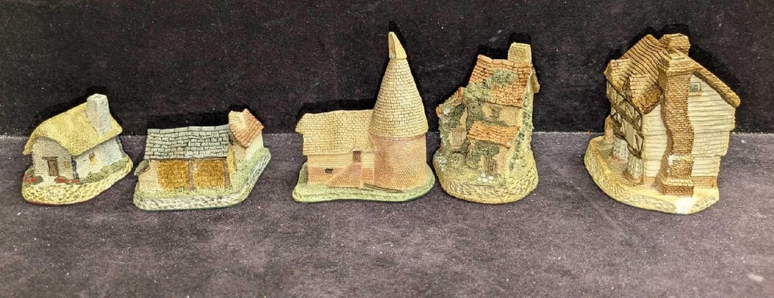 5 Vintage David Winter Mini Cottages: 5 Vintage David Winter Mini Cottages. This lot includes: (1) David Winter Signed Moorland Cottage. This is approx 3" x 2 3/4" x 2 1/4". (1) Wine Merchant. Is 3 1/4" x 2 3/4" x 3 1