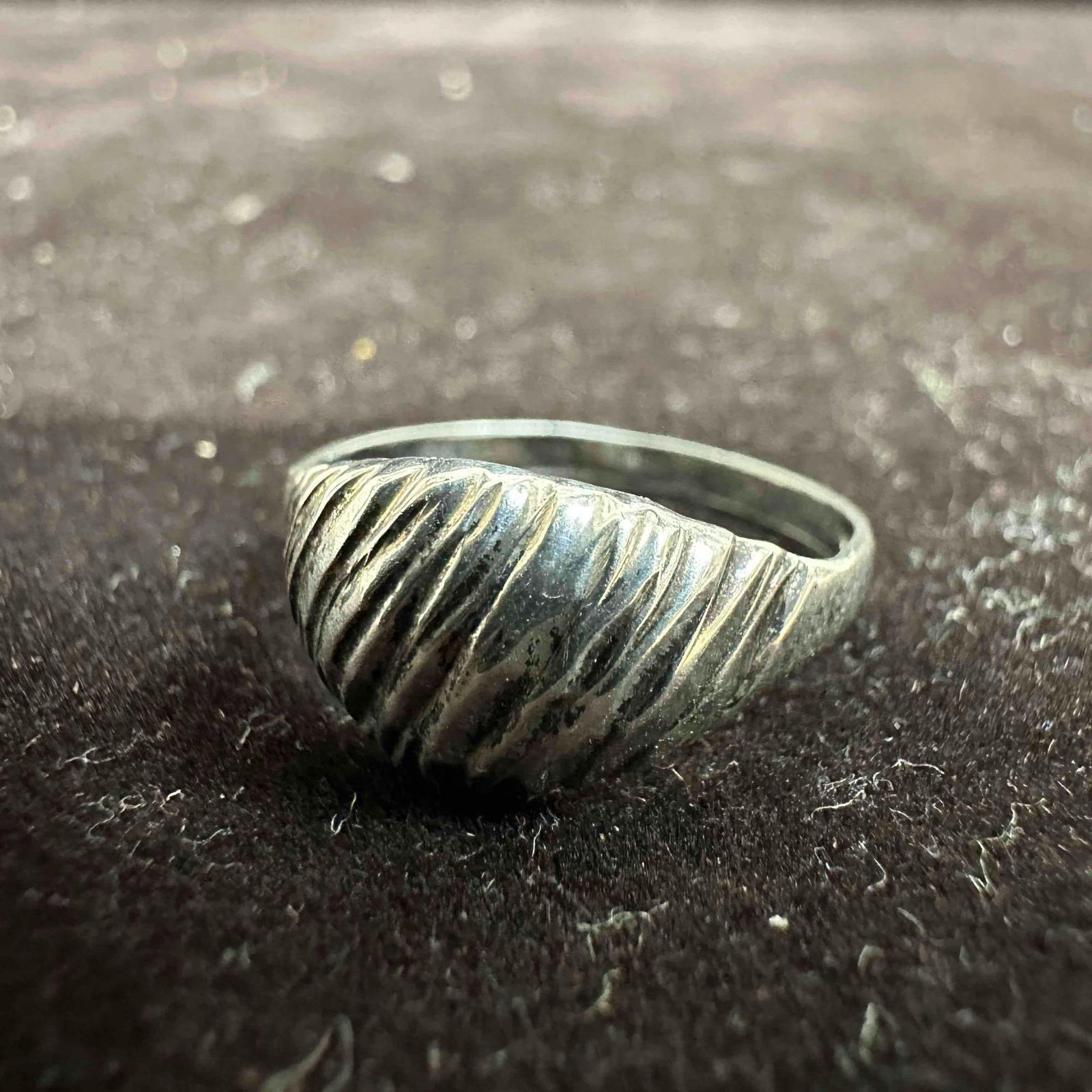 925 Sterling Silver Ribbed Ring: This item is in good pre-owned, previously used/displayed condition with noticeable light wear, and surface scratches. Please reference all photos for full details. This piece of jewelry has been test