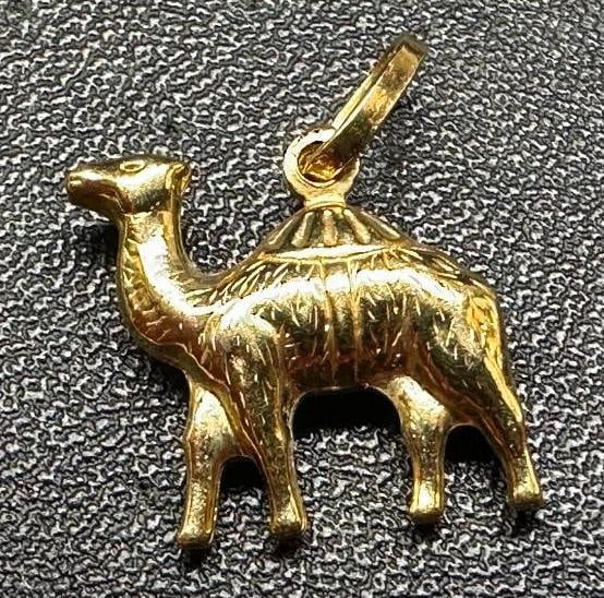 18K Gold Camel Pendant: This piece of jewelry has been tested and researched prior to listing. Please view all our pictures they are part of our description. DETAILS: Metal - 18k gold Color - Yellow Gold Stones - none Hallma