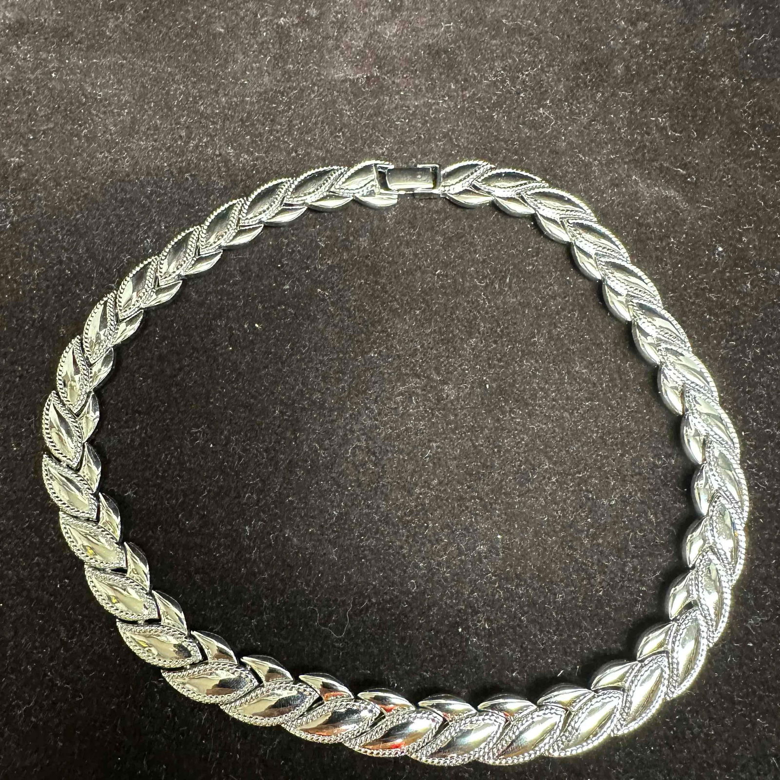 Monet Leaf Motif Silver Tone Articulated Choker Necklace: Silver toned necklace marked Monet on the clasp closure. This item is in good pre-owned, previously displayed condition with light wear, and surface scratches. Please reference all photos for full det