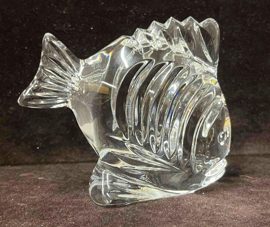 Waterford Crystal Fish Paperweight: This lot contains a Waterford Crystal Fish Paperweight. Overall the Waterford Crystal is in excellent pre owned condition with no noticeable flaws. The approx weight and measurements are listed below.