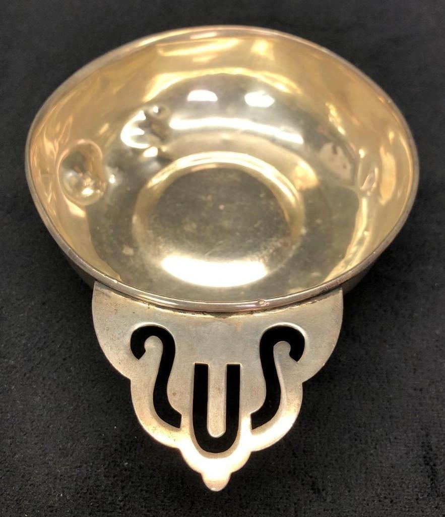 Antique Sterling Silver Porringer Bowl: Antique Sterling Silver Porringer Bowl. This lot contains Antique Sterling Silver Porringer Bowl. Made in Mexico. It is approx 5-3/4" x 4-1/4" x 1-1/4" and weighs about 0.2lbs. Overall the Sterli