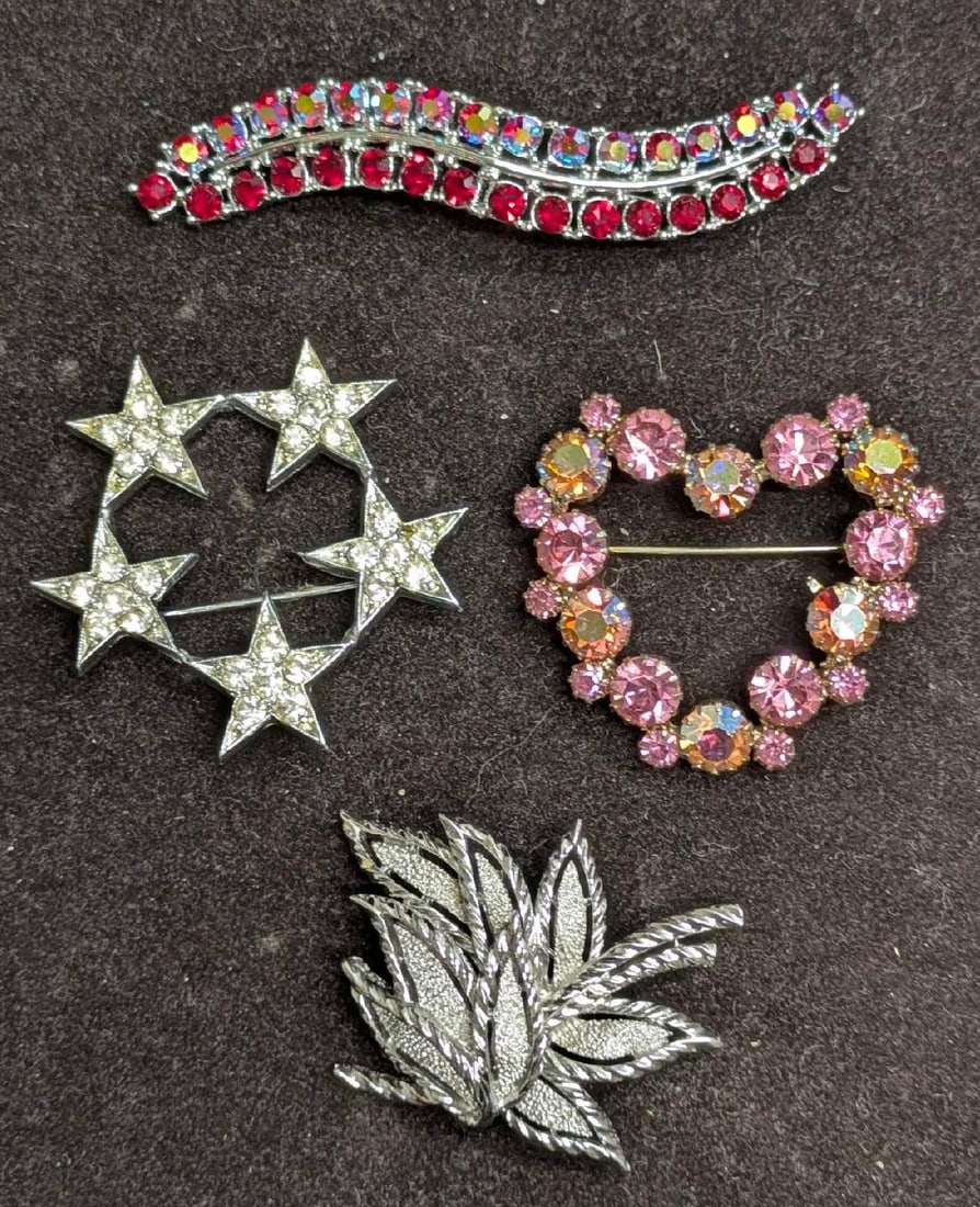 Vintage Trifari And Unmarked Silver Tone AB Crystal And Rhinestones Brooch Pins Lot Of 4: Vintage Trifari And Unmarked Silver Tone AB Crystal And Rhinestones Brooch Pins Lot Of 4 . This lot includes: (1) Trifari Silver Tone Leaf Brooch. This is approx 1 1/4" x 2 1/4" x 1/2". (