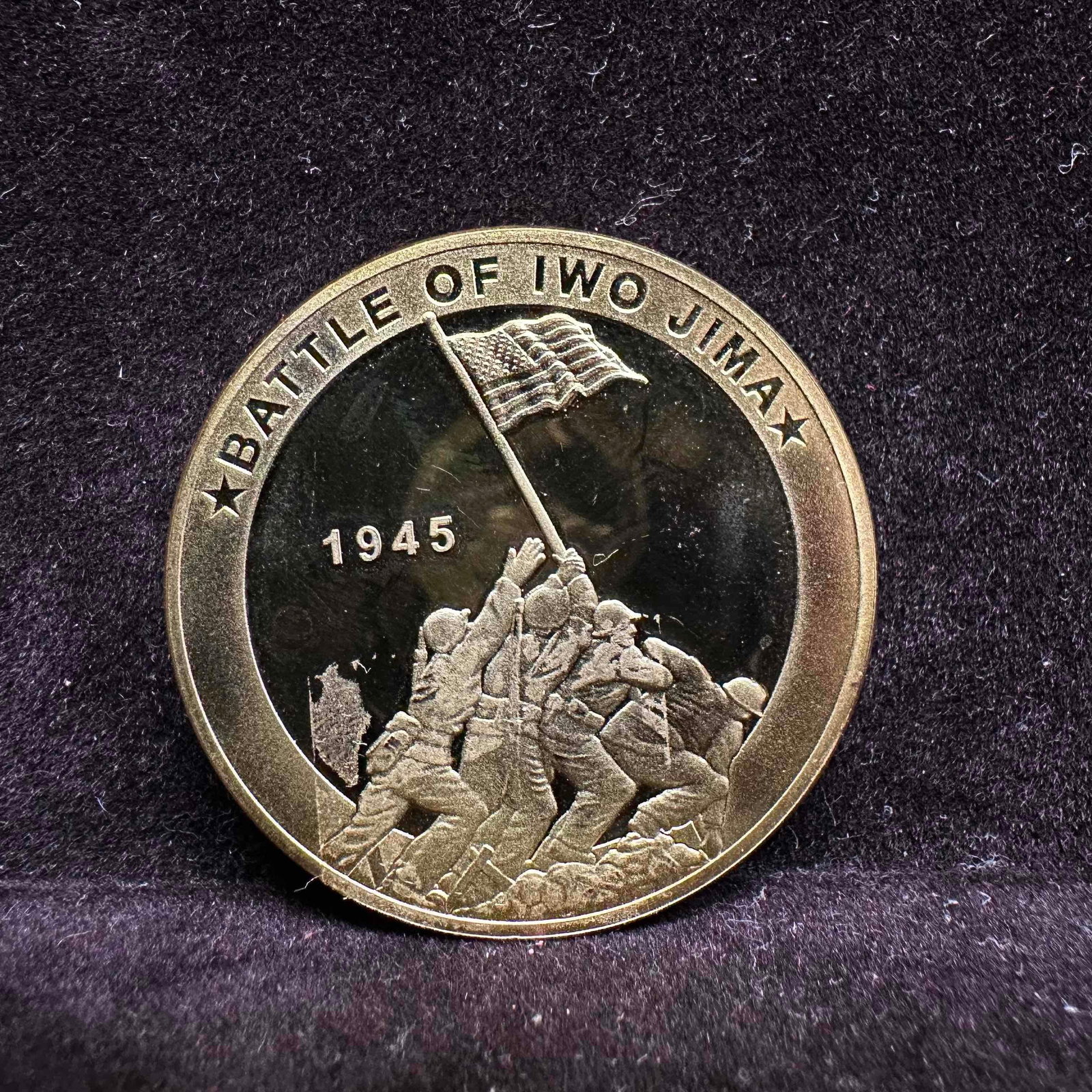 Uncommon Valor Battle of Iwo Jima Commemorative Coin: Gold toned coin marked 1945. In good pre-owned condition, minor wear, and light surface scratches. Please reference all photos for full details. Measures: 1 1/2" width. Weight: 0.1 lbs.