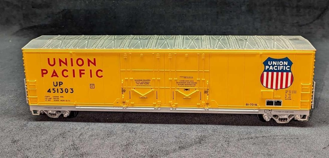Atlas 6506 O 2-Rail Union Pacific Box Car: Atlas 6506 O 2-Rail Union Pacific Box Car. This is approx 14" x 2 1/2" x 3 1/2" and it weighs 1.35lb. There are some small markings on the boxcar and is missing part of a ladder on the side. Please se