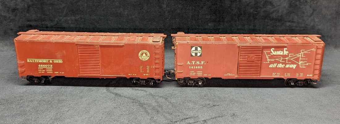 Vintage Distressed Santa Fe & Baltimore & Ohio Boxcars O Scale: Vintage Distressed Santa Fe & Baltimore & Ohio Boxcars 0 Scale. This lot includes: (1) Santa Fe A.T.S.F "The Scout For Economy Travel West" Boxcar - 141465. This is approx 11 1/2"