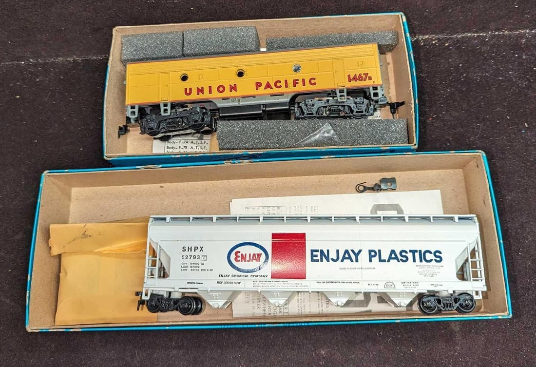 Athearn HO Scale Union Pacific F7B & Enjay Plastics Hopper (1 of 9)