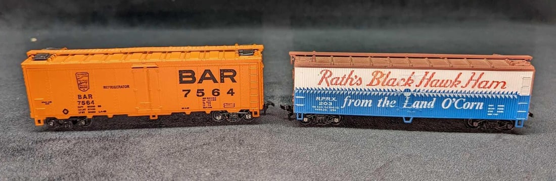 HO Scale Rath's Black Hawk Ham Boxcar & Side Ice Reefer: HO Scale Rath's Black Hawk Ham Boxcar & Side Ice Reefer. This lot includes: (1) HO Scale Rath's Black Hawk Ham Boxcar. This is approx 6 1/2" x 1 1/4" x1 3/4". (1) HO Scale Bang