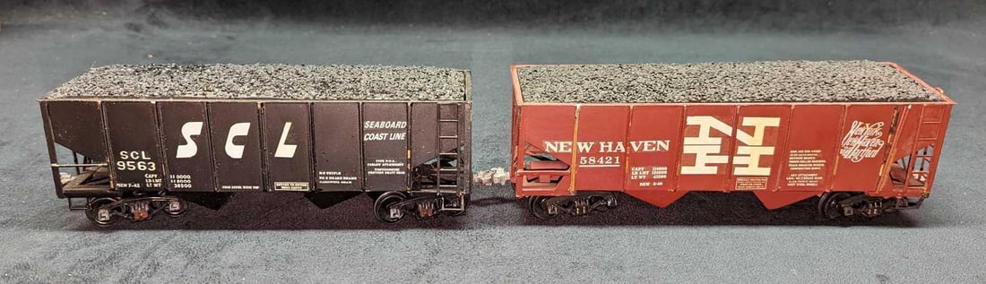 2 Vintage Scale O Distressed Coal Hoppers (1 of 8)
