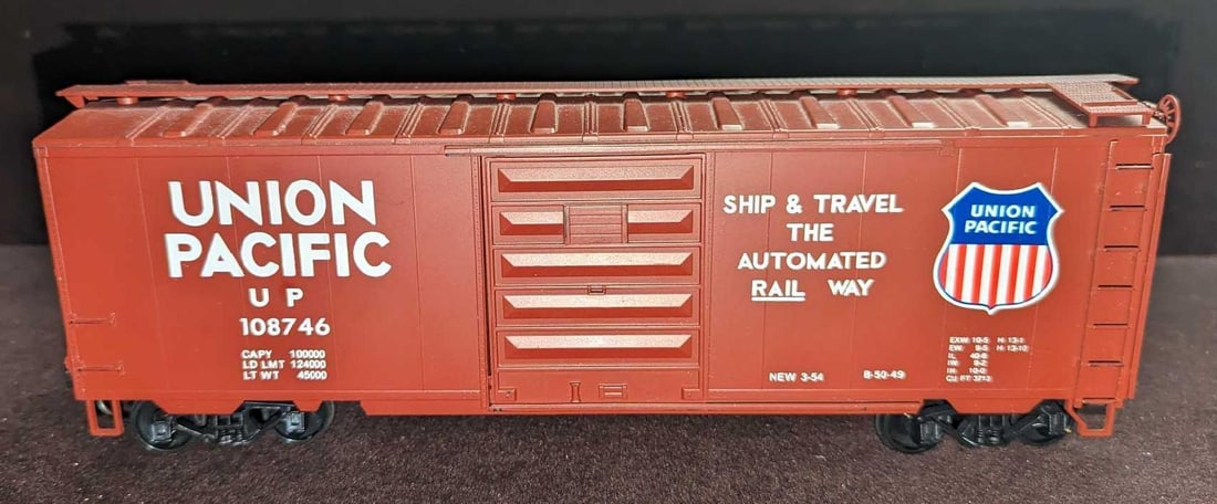 Weaver 3076 Union Pacific Boxcar: Weaver 3076 Union Pacific Boxcar. This is approximately 11" x 2 3/4" x 3 3/8". It comes in its original box that is approximately 15" x 3" x 4 1/2" and it weighs 0.63lb. The bo