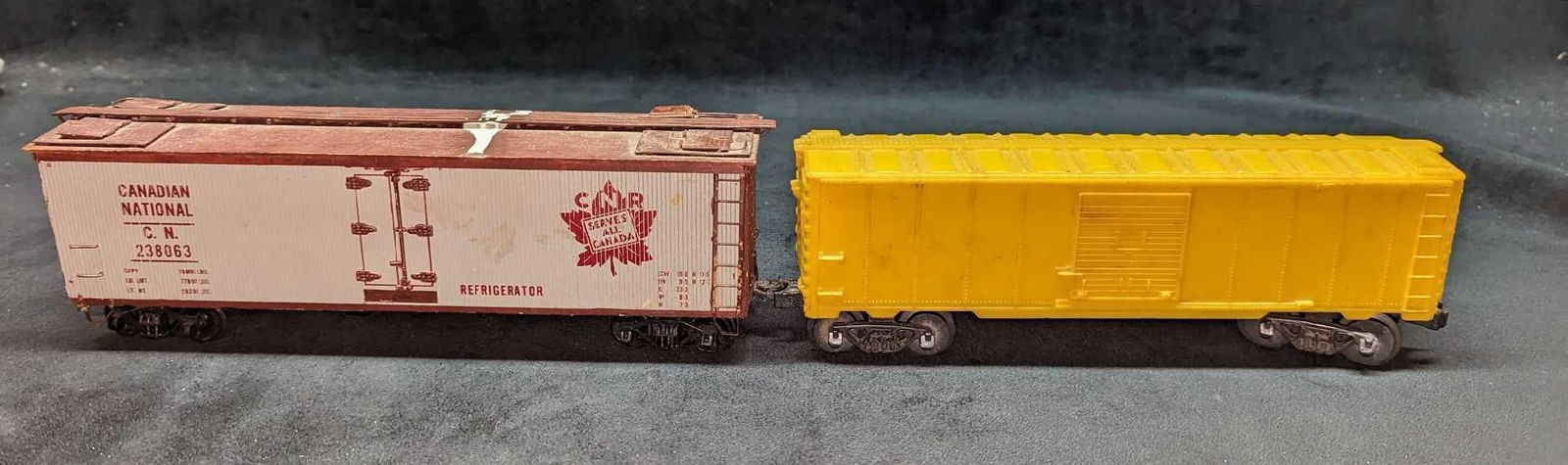 2 Vintage O Scale Boxcars (1 of 7)