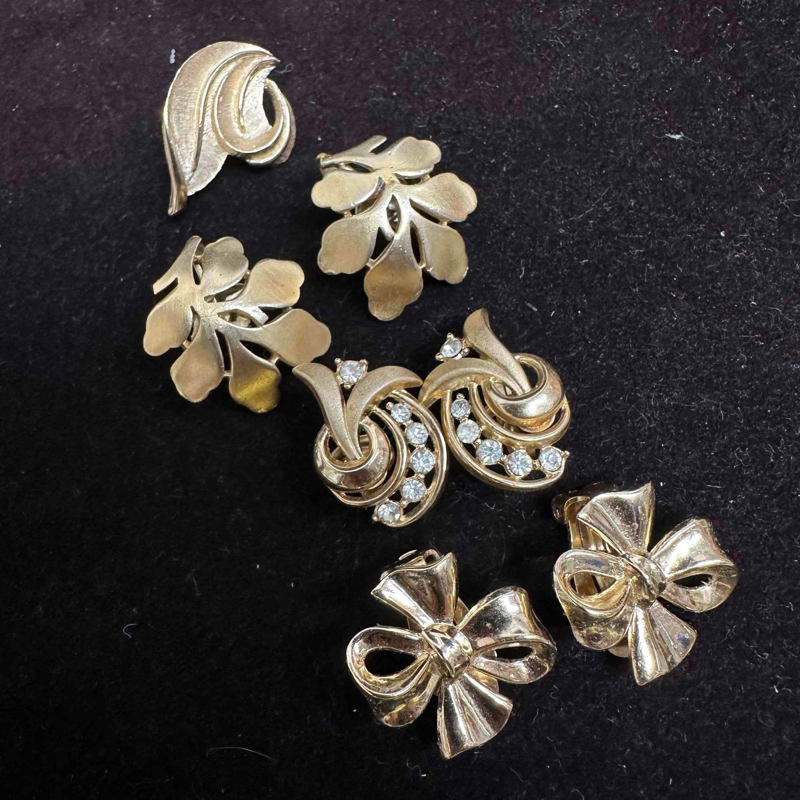 Lot of Vintage Crown Trifari Earrings Gold Tone Bow Leaf Rhinestone Set (1 of 11)
