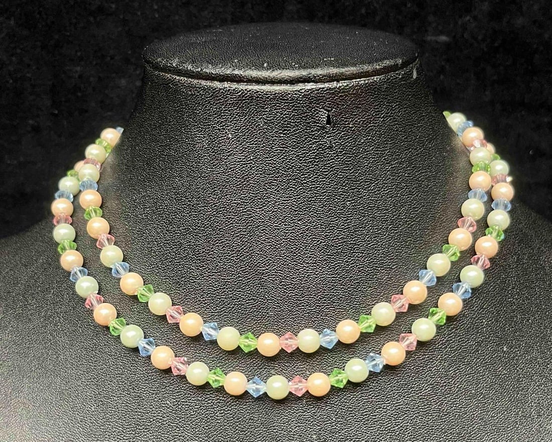 Signed Vintage Laguna Glass Bead Necklace With Gold Tone Clasp: This lot contains a Signed Vintage Layered Laguna Glass Bead Necklace With Gold Tone Clasp. It is approx 6 1/4" long when clasped. Total weight is approx 0.6oz. Overall the Vintage Laguna Necklace is