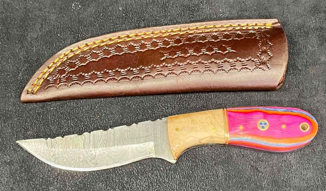 MHS Cutlery Steel Knife & Leather Sheath (Y): This lot contains a MHS Cutlery Steel Knife & Leather Sheath (Y). It is approx 9 1/2" x 2" x 1 1/4" in the sheath. Total weight is approx 7oz. Overall the Knife and Sheath are in excellent condition a