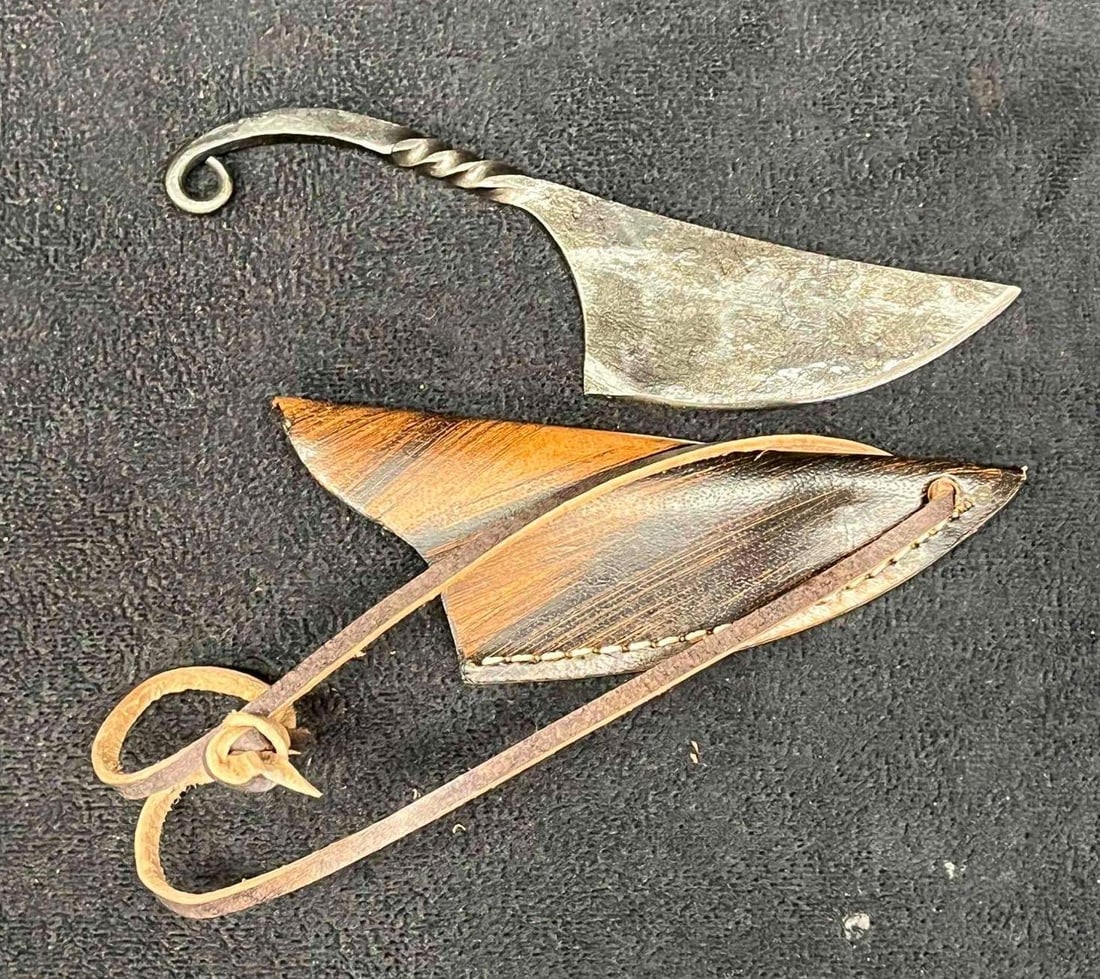 MHS Cutlery Steel Knife & Leather Sheath (R): This lot contains a MHS Cutlery Steel Knife & Leather Sheath (R). It is approx 6" x 1 3/4" x 1/2" in the sheath. Total weight is 1.7oz. Overall the Knife and Sheath are in excellent condition as they