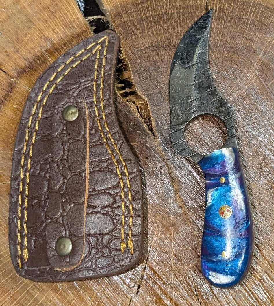 MHS Cutlery Steel Skinning Knife With Leather Sheath RTCZ: MHS Cutlery Steel Skinning Knife With Leather Sheath RTCZ. This is approx 2 1/2" x 3/4" x 6 1/4" and it weighs 0.25lb. The knife does not appear to have been used. 