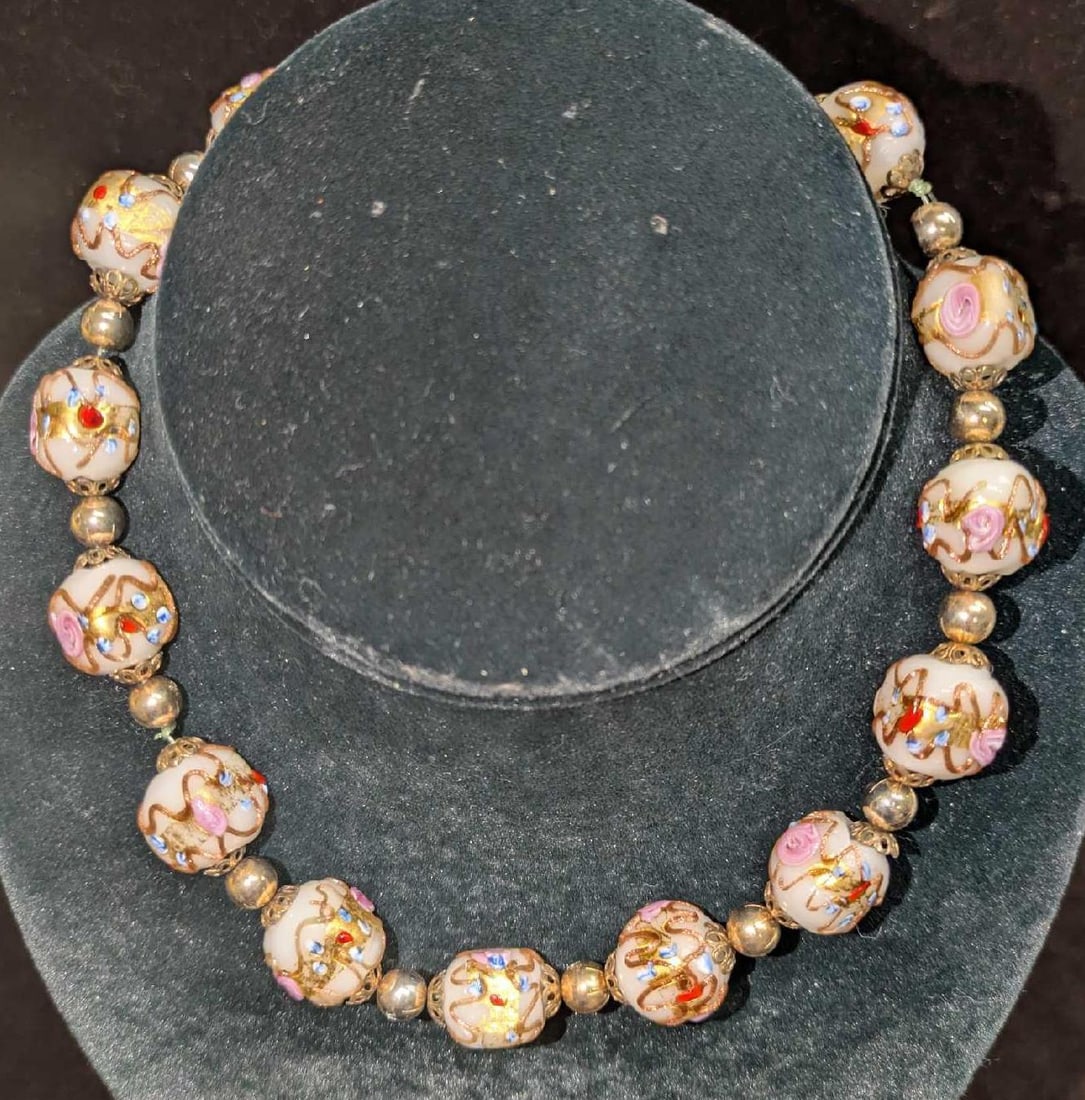 Vintage Italian Murano Art Glass Bead Necklace SSS: Vintage Italian Murano Art Glass Bead Necklace SSSS. Colorful glass beads with hand painted designs. This is approx 14" and it weighs 0.13lb. 