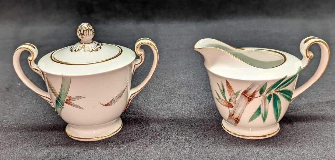 Vintage Noritake China Creamer & Sugar Bowl 5565: Vintage Noritake China Creamer & Sugar Bowl 5565. This lot includes: (1) Vintage Noritake China Creamer. This is approx 4 1/2" x 3 1/2" x 3 1/2" and it weighs 0.31lb. (1) Vintage Nor