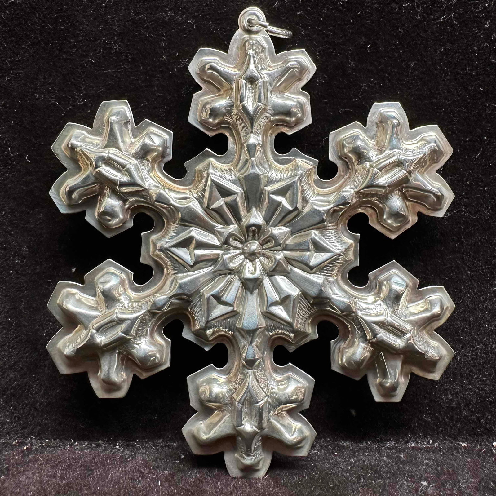 1976 Snowflake Gorham Sterling Silver Christmas Ornament I34: This item is in good pre-owned, previously used/displayed condition with noticeable light wear, and surface scratches. Please reference all photos for full details. This piece of jewelry has been test
