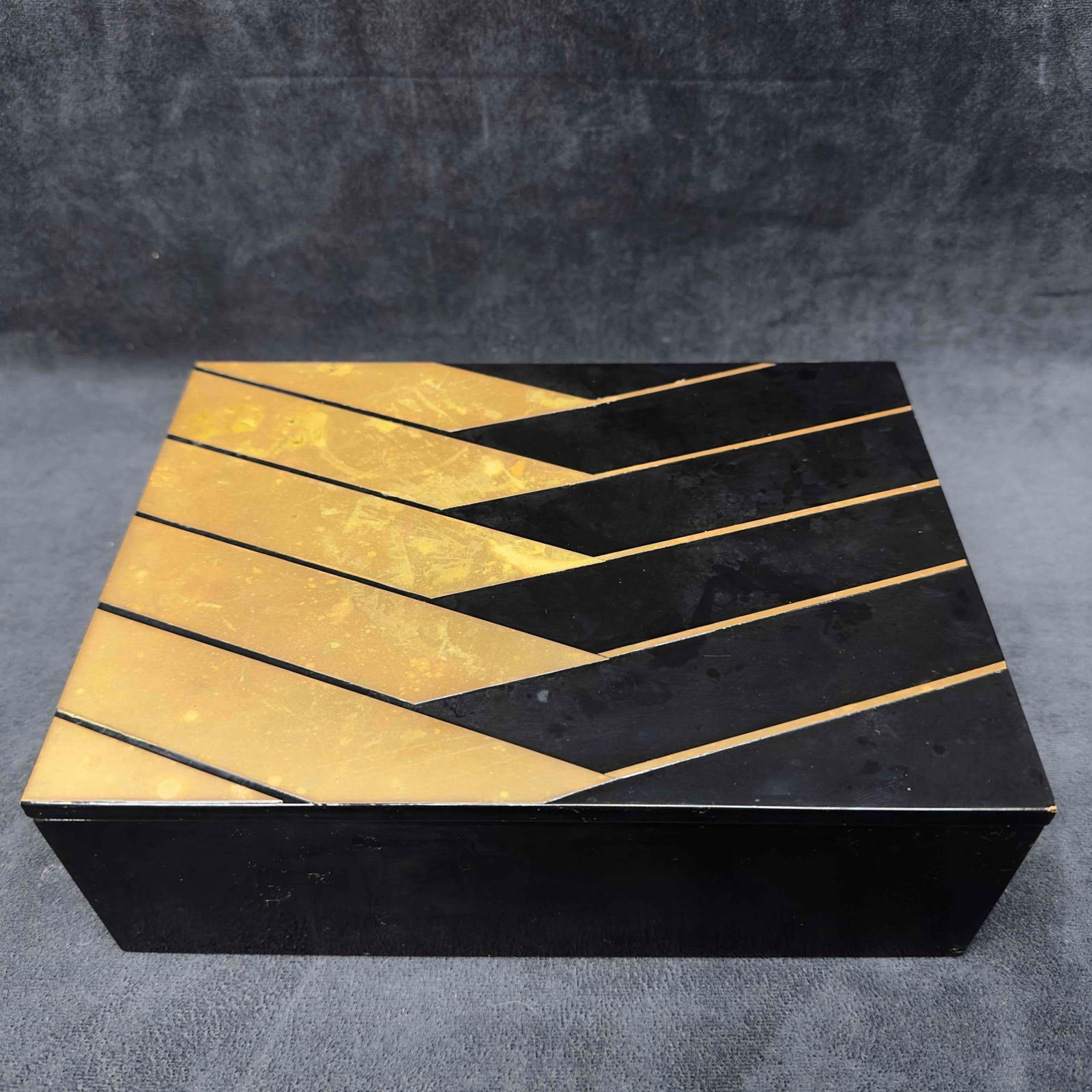 Dara International Black Lacquer Trinket Jewelry Box 1983: Dara International Black Lacquer Trinket Jewelry Box 1983. This trinket box has a gold accent design on the top of the lid. Black lacquer with a nice shine, the box has scratches and a few noticeable