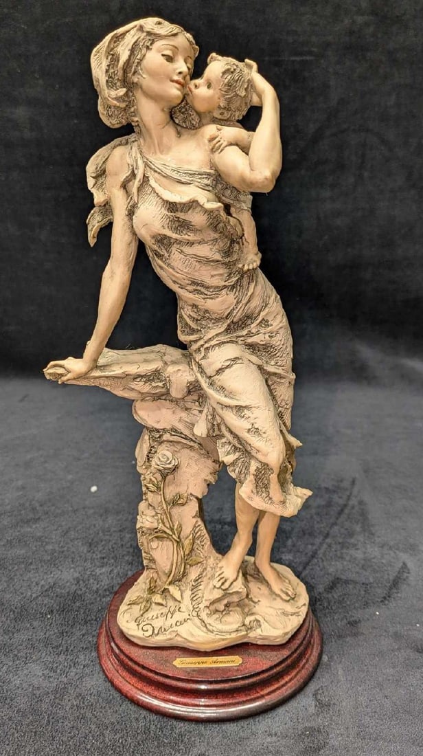 Giuseppe Armani LE Soft Kiss Woman & Baby Figurine (1 of 10)