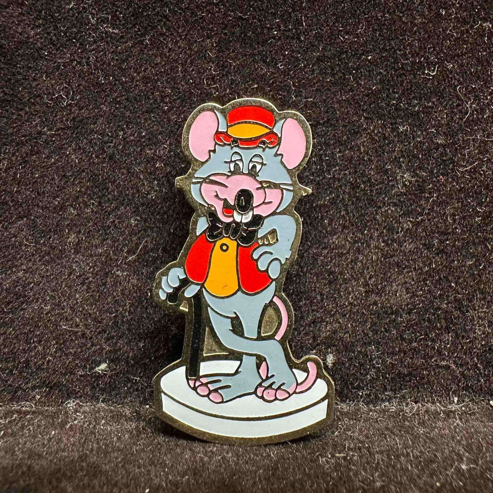 1982 Enamel Chuck E. Cheese Lapel Hat Pin Pizza Time Theatre: This item is in good pre-owned, previously displayed condition with light wear, and surface scratches. Please reference all photos for full details. Pin: 1 1/2" length. Weight: 0.2 lbs
