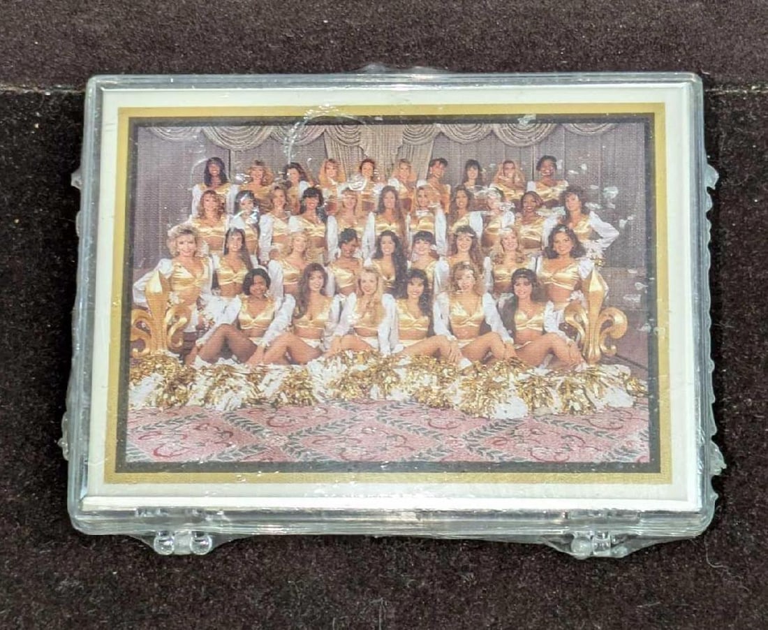 Sealed Sideliners Pro Football Cheerleaders Minnesota Vikings B1: Sealed Sideliners Pro Football Cheerleaders Minnesota Vikings C. Is in a sealed plastic case that is approx 3 3/4" x 2 1/2" x 1/4 and it weighs 0.21lb. The plastic wrapper has some light wear.