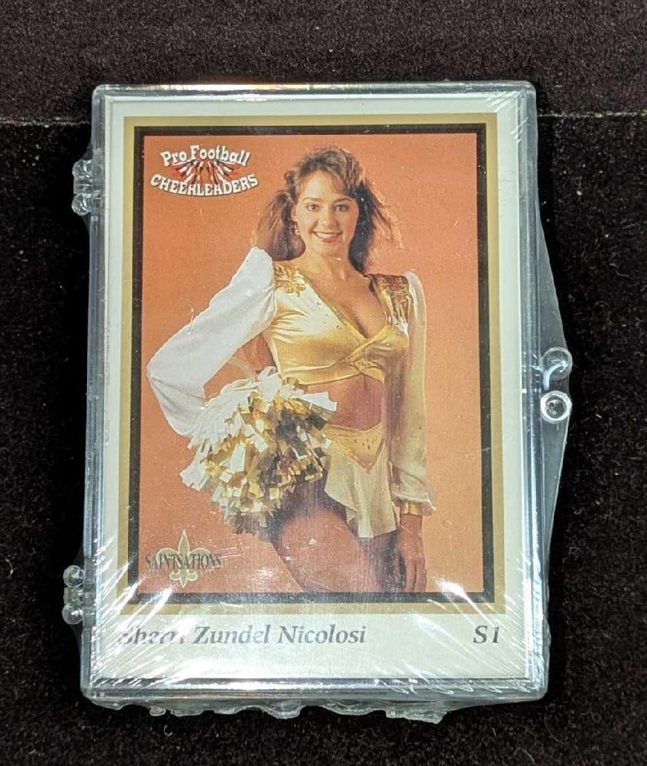 Sealed Sideliners Pro Football Cheerleaders Minnesota Vikings C1: Sealed Sideliners Pro Football Cheerleaders Minnesota Vikings C1. Is in a sealed plastic case that is approx 3 3/4" x 2 1/2" x 1/4 and it weighs 0.21lb. The plastic wrapper has some light wear.