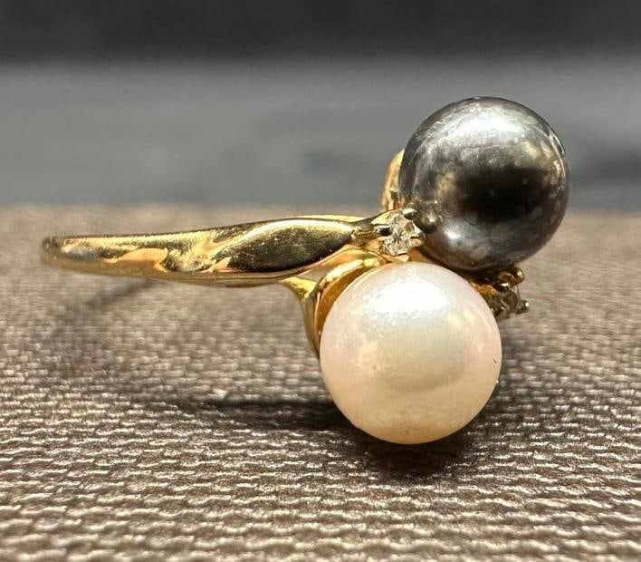 10k Gold Black & White Pearl Ring: This piece of jewelry has been tested and researched prior to listing. Please view all our pictures they are part of our description. DETAILS: Metal - 10k Gold Color - Yellow Gold Stones - Pearl Hall