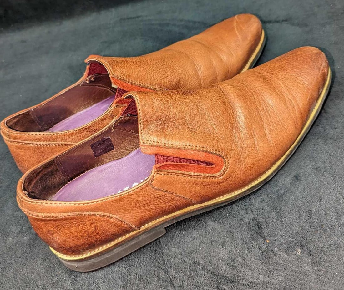 Mens 11.5 Blackstone Leather Slip On Shoes: Mens 11.5 Blackstone Leather Slip On Shoes. Each shoe is approx 13 1/4" x 4 1/4" x 4 1/4" and the total weight is 2.24 lbs. The shoes have some signs of wear and scratches on the leather. Please see t