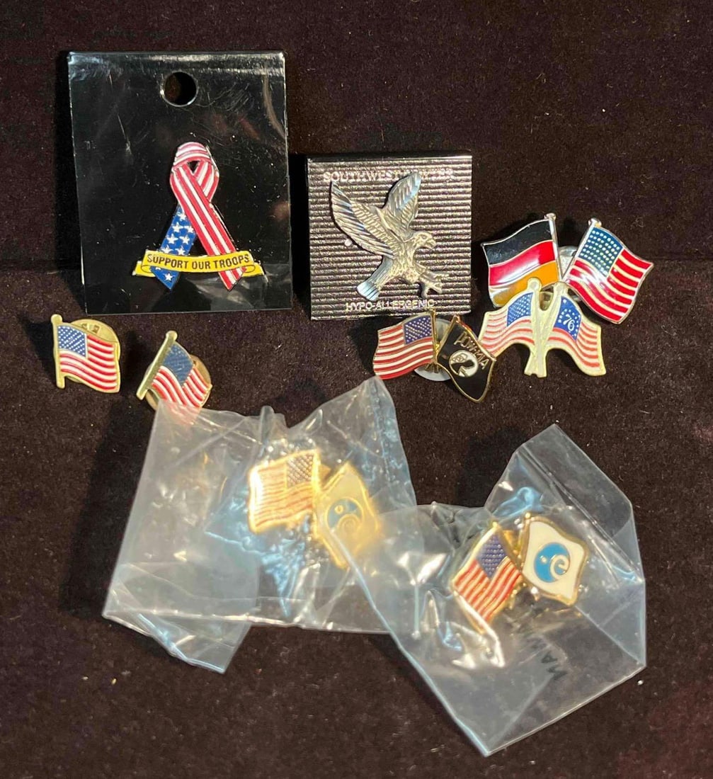 U.S.A Pin Bundle (F18): This lot contains a U.S.A Pin Bundle (F18). The pins fit together in a small 6 3/4" x 4 1/4" plastic bag and altogether they weigh about 0.06lbs. Overall the pins are in good used condition with some
