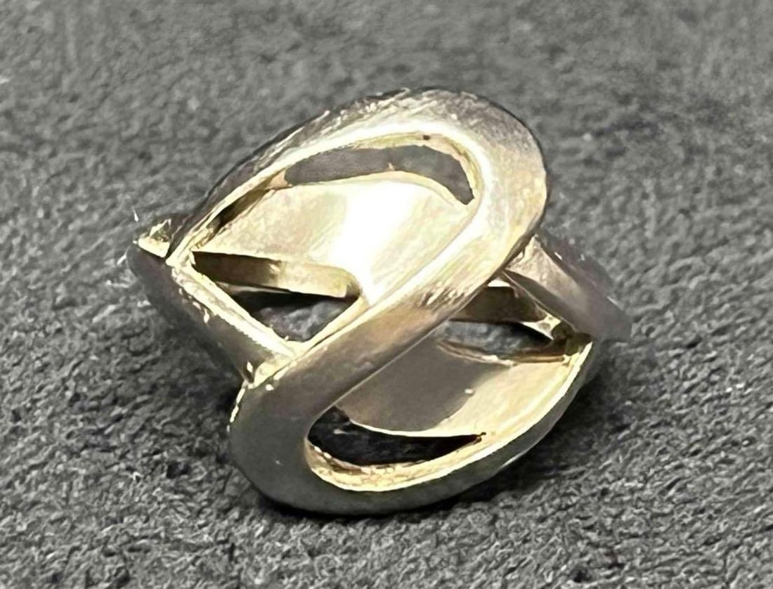 Signed Vintage Crown Trifari Silver Tone Abstract Ring: This lot contains a Signed Vintage Crown Trifari Silver Tone Abstract Ring. The ring is a size 6.5. Total weight is 0.3oz. Overall the Vintage Crown Trifari ring is in excellent pre owned condition wi