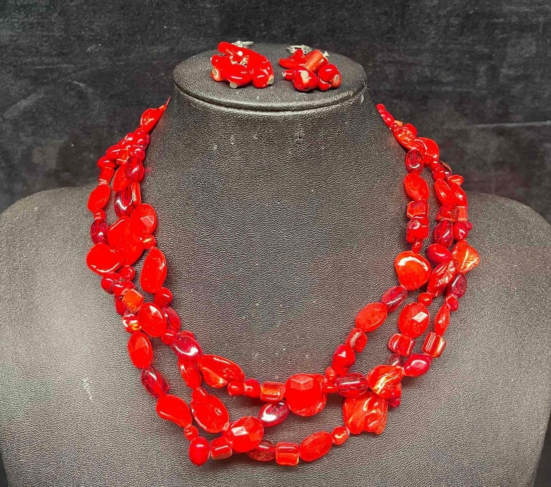 Four Sets Of Pink/Red Costume Jewelry Sets Matching Necklace & Earrings: This lot contains Four Sets Of Pink/Red Costume Jewelry Sets Matching Necklace & Earrings. Set fits in a 7" x 6 1/2" plastic bag. Total weight is 9.2oz. Overall the costume jewelry sets are in go