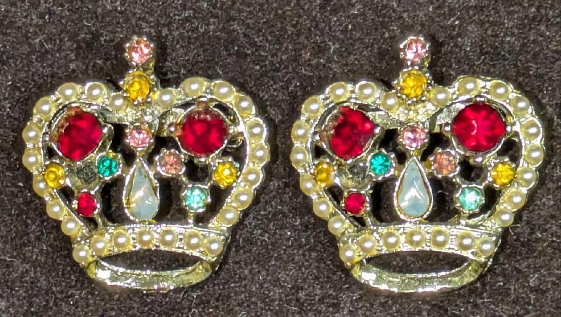 Two Matching Vintage Crown Rhinestone Pins: Two Matching Vintage Crown Rhinestone Pins. Each Pin is approx 1 1/4" x 1 1/4" x 1/2". Total weight is approx 0.8oz. Overall the pins are in good vintage condition with some light fading from use