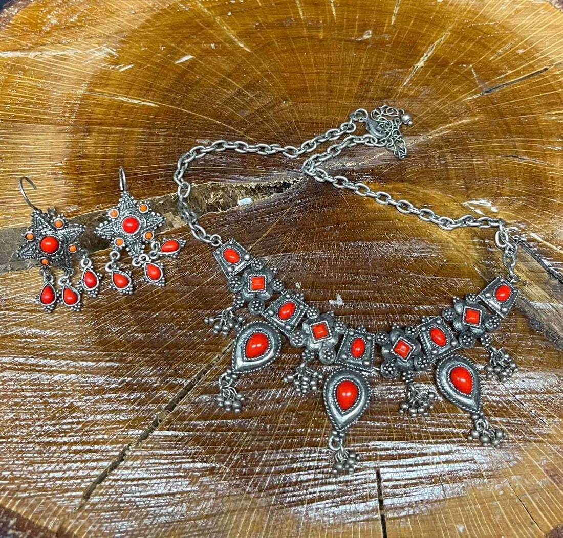 Vintage Laila Rowe Costume Jewelry Set: This lot contains a Vintage Laila Rowe Costume Jewelry Set. Fits in a small 4" x 6 3/4" plastic bag. Total weight is 1.9oz. Overall the set is in good used condition with some minor surface wear from 