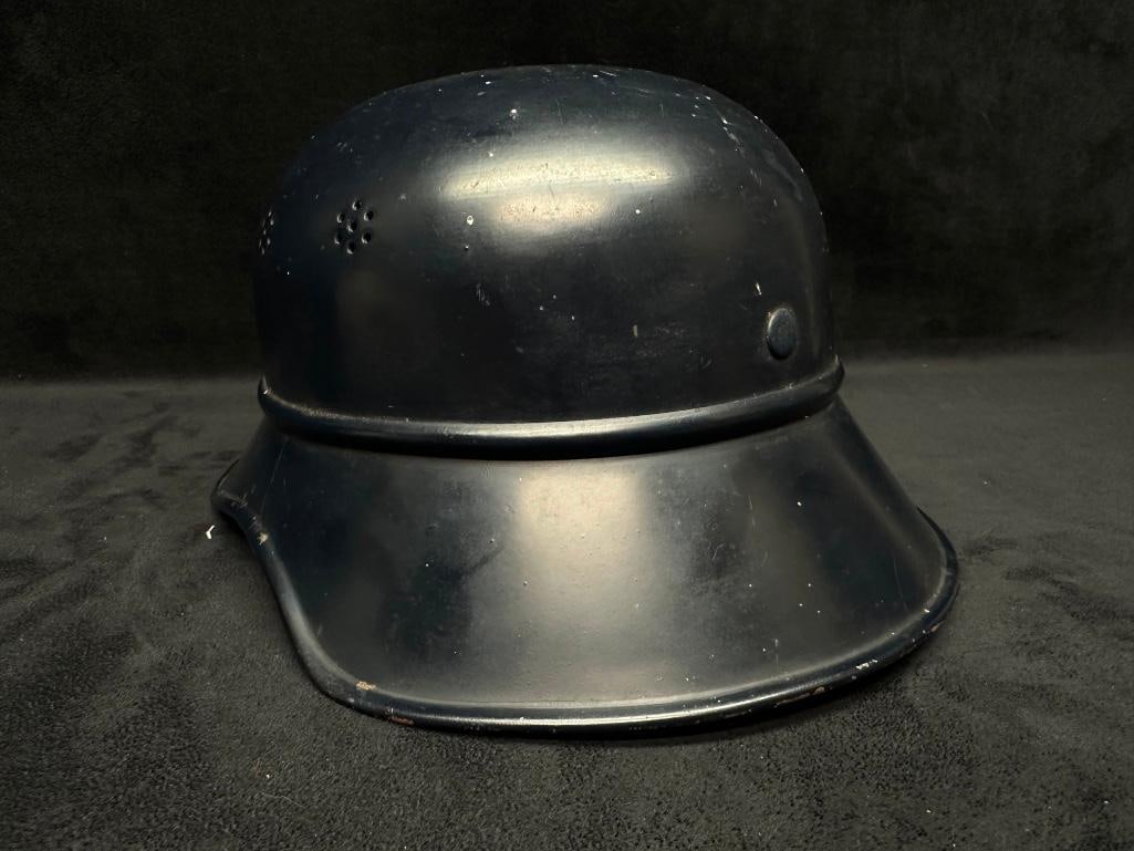 WWII Luftschutz Stahlhelm 3-Piece Gladiator Helmet: WWII Luftschutz Stahlhelm 3-Piece Gladiator Dark blue painted 3-piece gladiator style Stahlhelm, issued to Luftschutz volunteers in Nazi Germany. The Reichluftschutzbund was a civil defense organizati